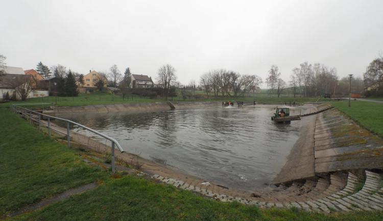 Vodní nádrž v Červeném Hrádku i sousední hřiště projde opravou za 20,5 milionu