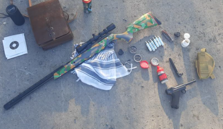 Muž v Opavě si nesl dlouhou střelnou zbraň s optikou, policisté museli zakročit. Foto: Se svolením Policie ČR