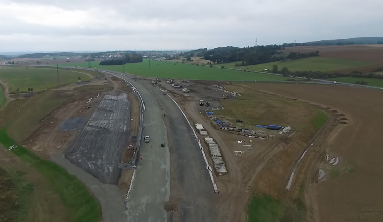 D55 mezi Olomoucí a Přerovem jde do finiše. Krátká uzávěra přetne vytížený tah u Kokor