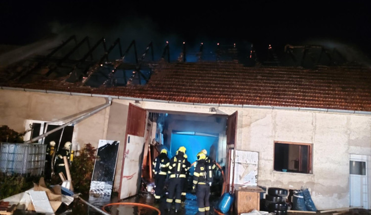 Požár v Opatovicích zničil stolařskou dílnu, škoda je tři miliony