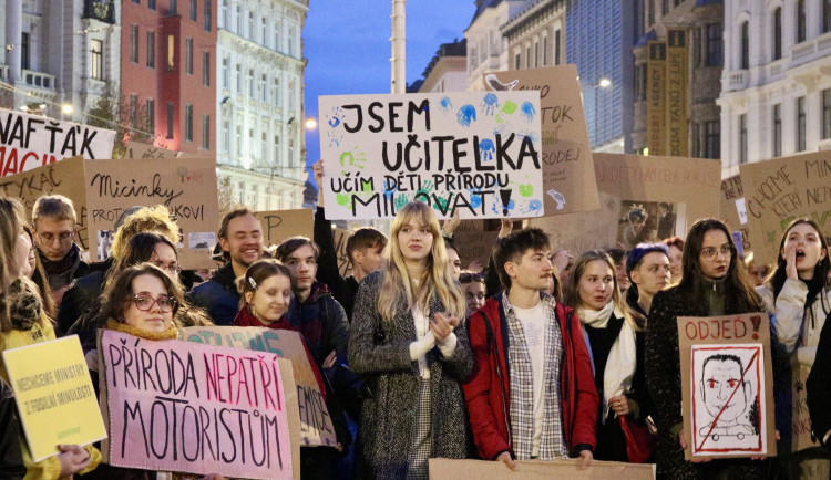 FOTOGALERIE: Pokud přijde Macinka, nezbude ani květinka, protestovali Brňané