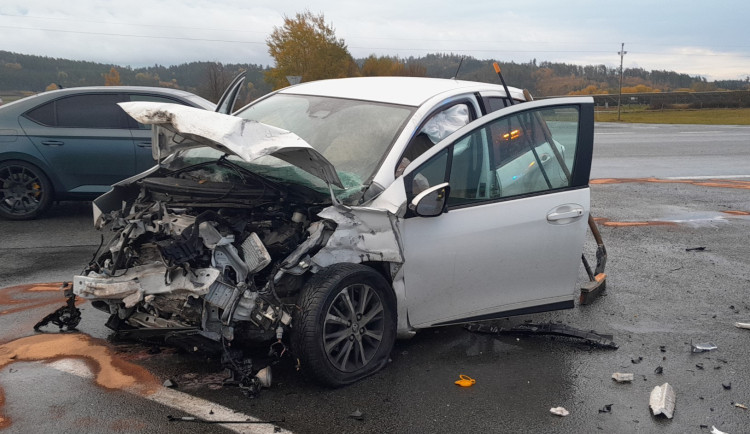 Tři zranění po hrozivém střetu náklaďáku a dvou osobáků