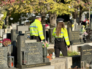 Strážníci kvůli Dušičkám od dnešního dne zesílí dohled na hřbitovech v Ostravě