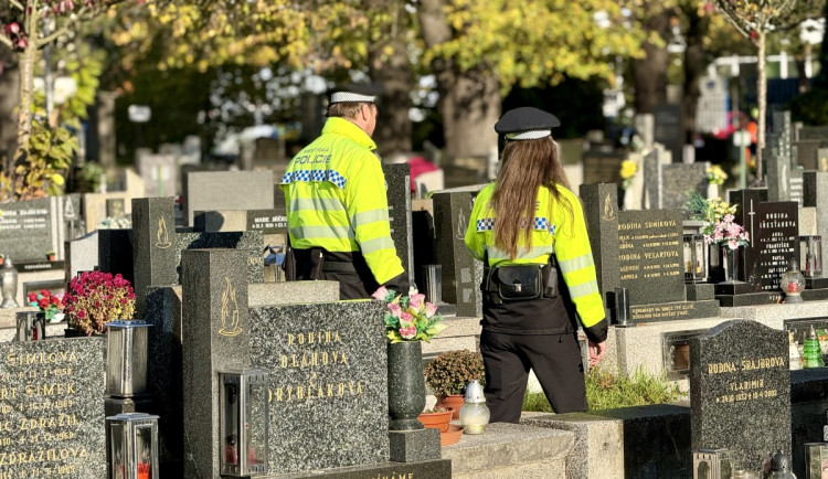 Strážníci kvůli Dušičkám od dnešního dne zesílí dohled na hřbitovech v Ostravě. Foto: Se svolením MP Ostrava