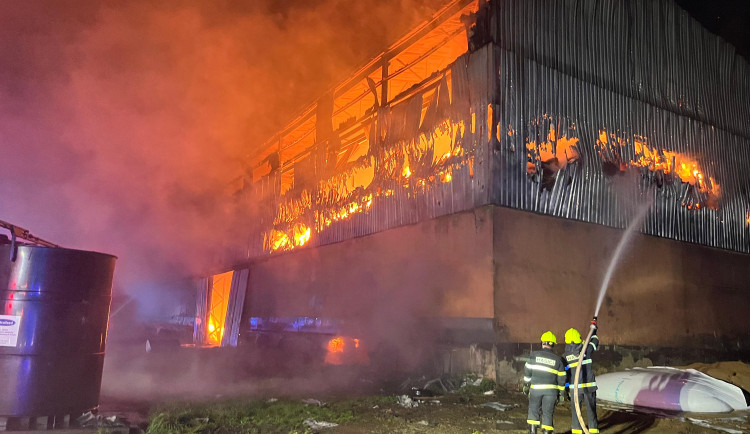 Dvanáct jednotek hasičů vyjíždělo do Dušejova. Hořel tam velkokapacitní seník