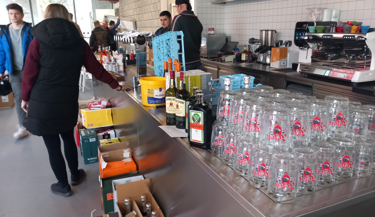 FOTO: V Horácké aréně finišuje úklid. Pivnice bude otevírat dnes odpoledne