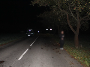Červené auto srazilo u Tiché chodkyni. Policie hledá řidiče, který z místa ujel