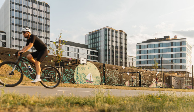 Holešovice mají náplavku, na levém břehu Vltavy si lidé zasportují i zrelaxují