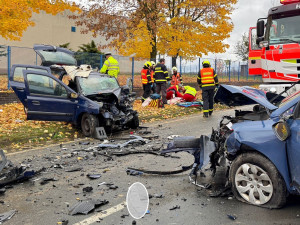 FOTO: Tři zranění při vážné nehodě na Bruntálsku. Na místo letěl i vrtulník