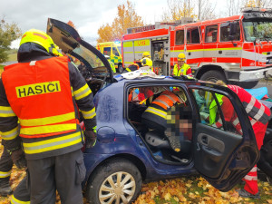FOTO: Tři zranění při vážné nehodě na Bruntálsku. Na místo letěl i vrtulník