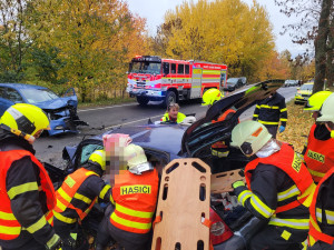 FOTO: Tři zranění při vážné nehodě na Bruntálsku. Na místo letěl i vrtulník