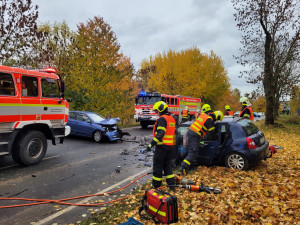 FOTO: Tři zranění při vážné nehodě na Bruntálsku. Na místo letěl i vrtulník