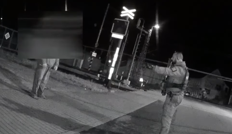 VIDEO: Podívej, kolik je tady lidí, nikomu nejsi lhostejný. Policie rozmluvila mladíkovi sebevraždu