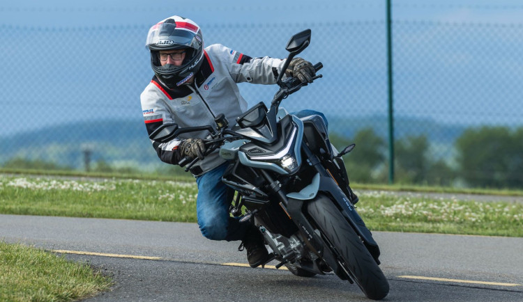 Motorkářů na silnicích neubylo. Riziko vážných nehod je na podzim vyšší.