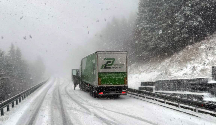 VIDEO: Sníh ochromil tah přes Červenohorské sedlo, kamiony uvázly v kopci