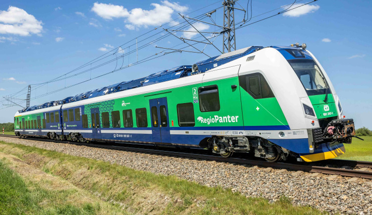 Bateriové vlaky budou brázdit kraj, díky dotaci 2,6 miliardy korun se sníží emise