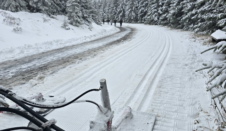 V Jeseníkách nasněžilo přes dvacet centimetrů, rolbaři upravili první stopu pro běžkaře