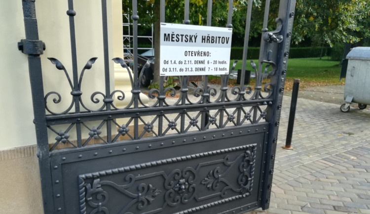 Dušičky jsou tady, na hřbitově v Prostějově zloděj okradl seniorku. Strážníci zvyšují dozor