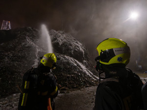 FOTO: U večerního požáru na autovrakovišti zasahovalo 9 jednotek hasičů