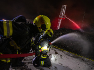 FOTO: U večerního požáru na autovrakovišti zasahovalo 9 jednotek hasičů
