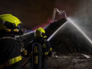 FOTO: U večerního požáru na autovrakovišti zasahovalo 9 jednotek hasičů