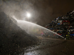 FOTO: U večerního požáru na autovrakovišti zasahovalo 9 jednotek hasičů