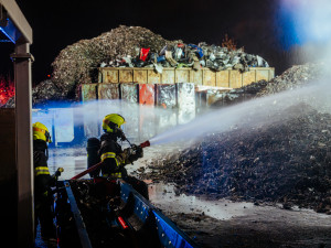 FOTO: U večerního požáru na autovrakovišti zasahovalo 9 jednotek hasičů