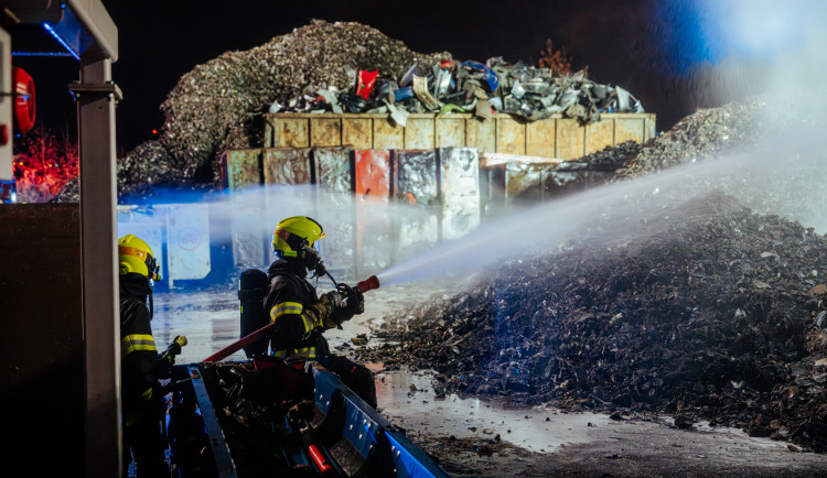 FOTO: U večerního požáru na autovrakovišti zasahovalo 9 jednotek hasičů