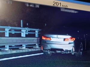 Mladý řidič se prohnal po D1 rychlostí 201 km/h, policisté mu na místě zabavili řidičák