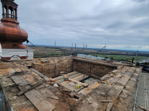 Věž kostela na Cvilíně je bez báně, čeká ji odborná prohlídka a oprava