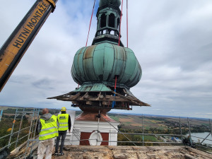 Věž kostela na Cvilíně je bez báně, čeká ji odborná prohlídka a oprava