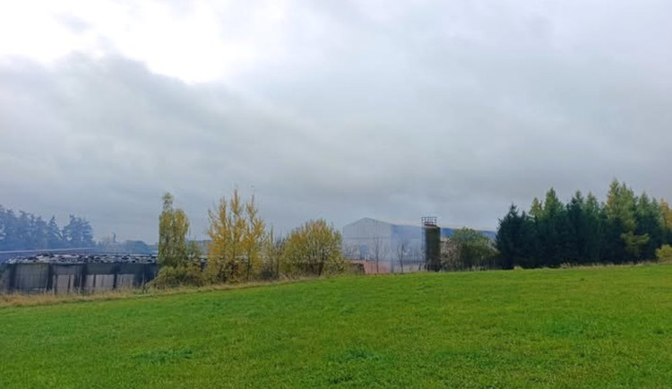 Dušejovem se týden po požáru ještě může nést kouř. Hasiči mají vše pod kontrolou