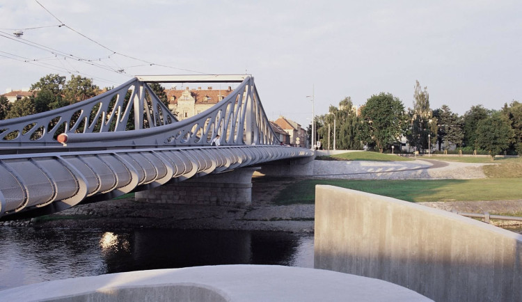 Sedmadvacet let nad Vltavou. Budějovický Dlouhý most oslavil narozeniny