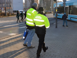 V černém jste pro řidiče skoro neviditelní. Ostravští strážníci se zaměří na bezpečí chodců