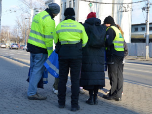 V černém jste pro řidiče skoro neviditelní. Ostravští strážníci se zaměří na bezpečí chodců