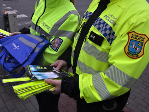 V černém jste pro řidiče skoro neviditelní. Ostravští strážníci se zaměří na bezpečí chodců