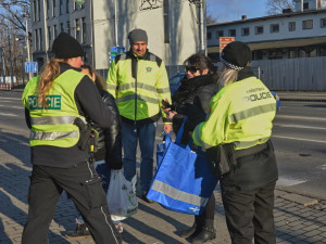 V černém jste pro řidiče skoro neviditelní. Ostravští strážníci se zaměří na bezpečí chodců