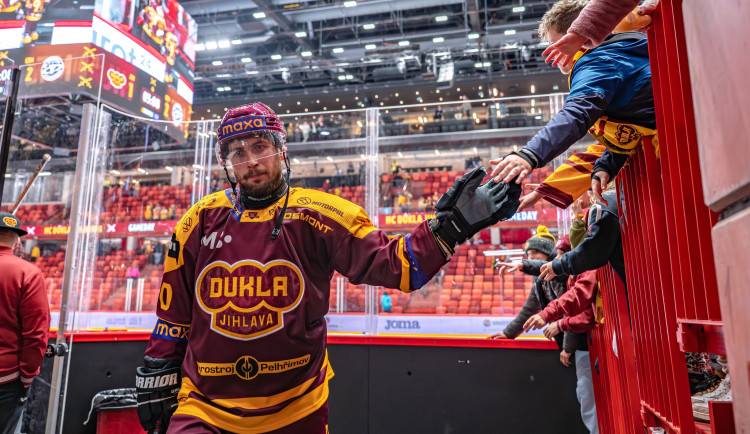 Aréna v sobotu poprvé s plnou kapacitou, v neděli armádní exhibice i s prezidentem