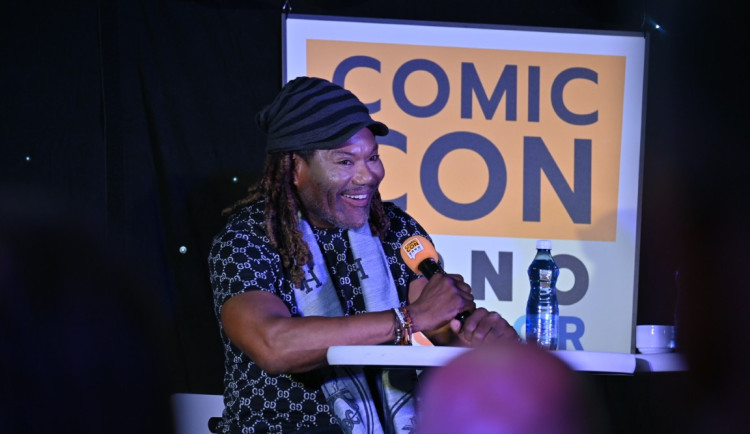 Tohle ještě nikdy nezažil, slavného Teal'ca šokovala v Brně jedna z fanynek