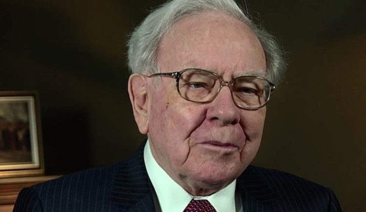 Buffettovo impérium přetéká penězi. Berkshire má 381 miliard dolarů v hotovosti