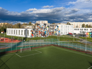 Umělec Khoma opět kouzlil. Nový mural proměnil fasádu školy v umělecké dílo