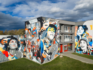 Umělec Khoma opět kouzlil. Nový mural oživil fasádu karvinské školy
