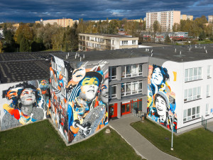 Umělec Khoma opět kouzlil. Nový mural proměnil fasádu školy v umělecké dílo