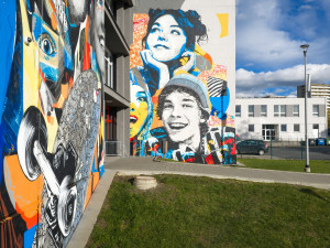 Umělec Khoma opět kouzlil. Nový mural proměnil fasádu školy v umělecké dílo