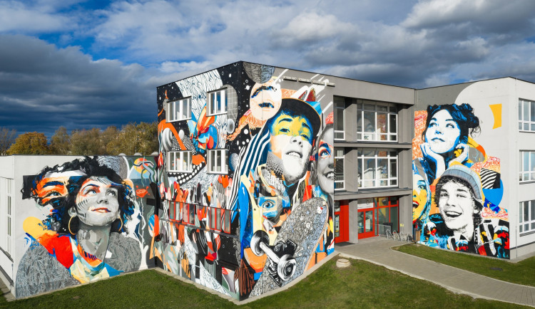 Umělec Khoma opět kouzlil. Nový mural proměnil fasádu školy v umělecké dílo