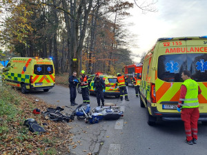 V Čeladné se srazili motorkáři. Seniora přepravil vrtulník do ostravské nemocnice