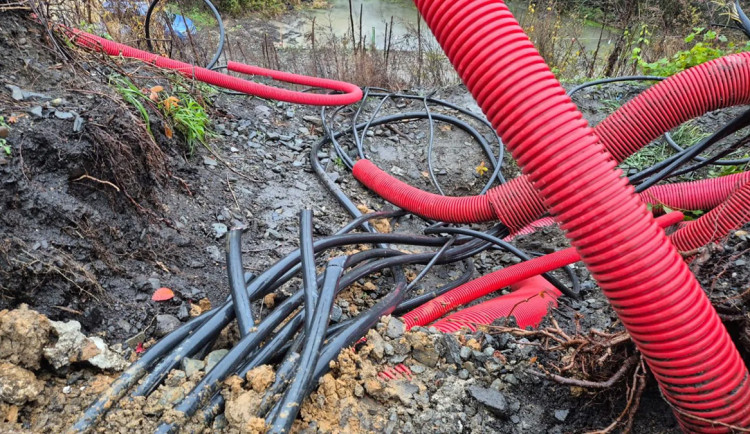 Ohrožení vlaku a obrovské zpoždění na Přerovsku. Jeden ze zlodějů kabelů skončil ve vazbě