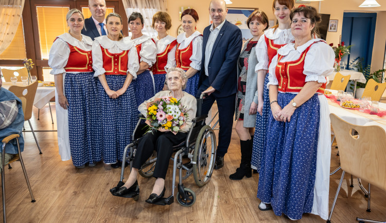 Nádherné životní jubileum. Seniorka Jarmila Bartošová oslavila sté narozeniny. Foto: Se svolením Moravskoslezského kraje