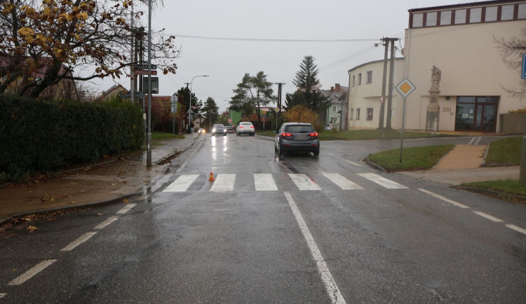 Auto srazilo na přechodu v Samotiškách mladou dívku. Řidič odjel, policie po něm pátrá