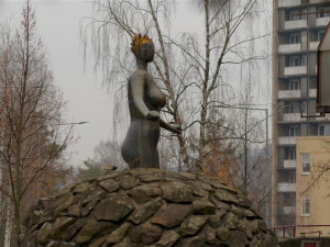 O soše Bohyně hor zvané Sago baba v Třinci informuje nová pamětní cedule